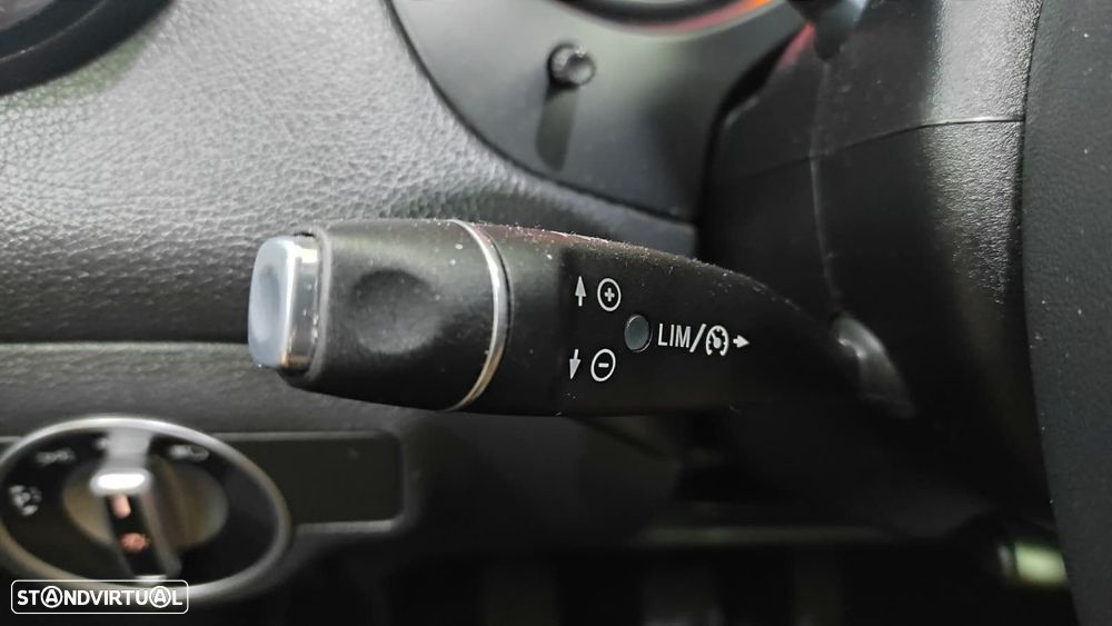 Mercedes-Benz CLA 200 d Shooting Brake AMG Line - 42