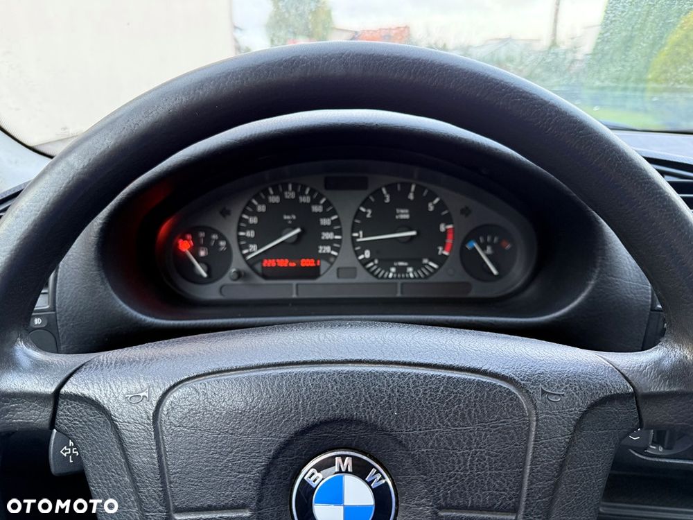 BMW Seria 3 316i - 32