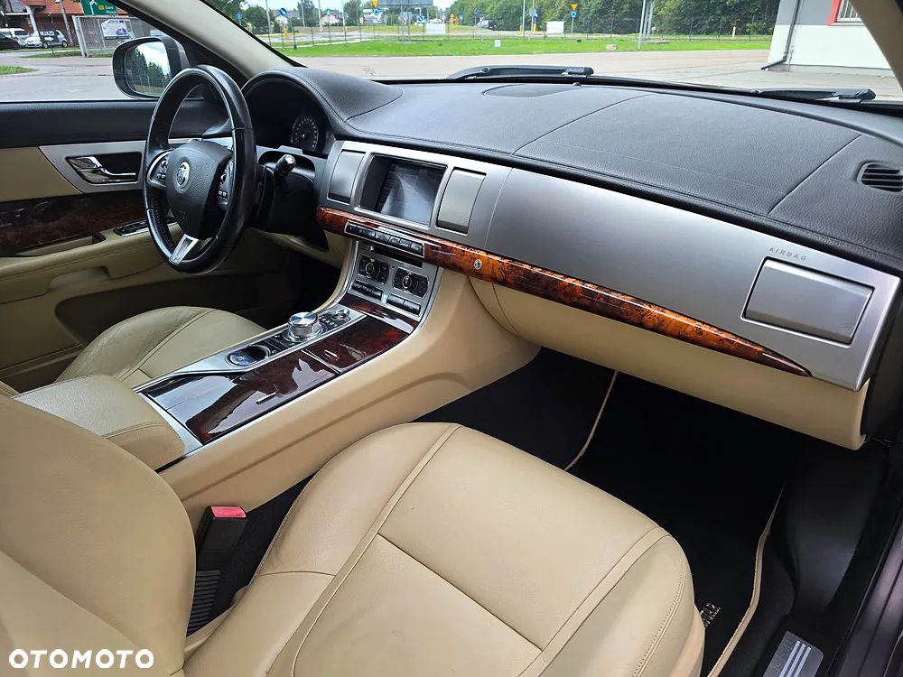 Jaguar XF 2.2 D Premium Luxury - 24