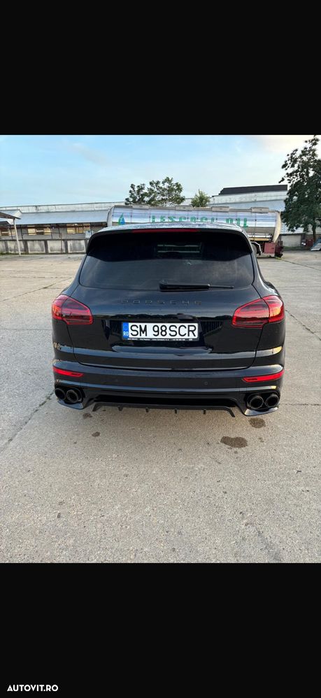 Porsche Cayenne 4.8 L Turbo S - 4