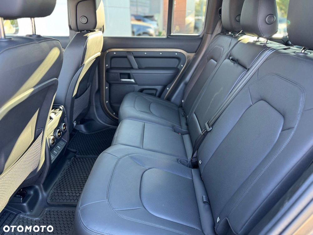 Land Rover Defender - 33