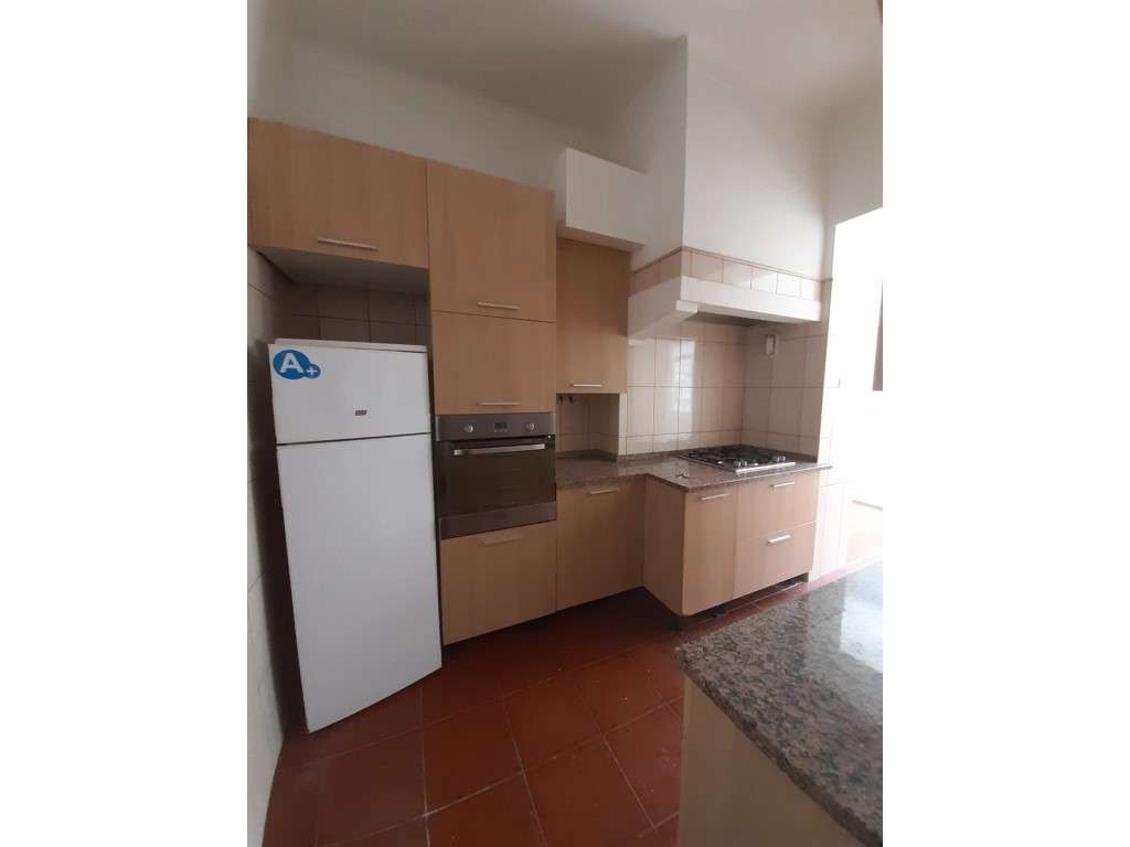 T2 remodelado e semiequipado na Amadora - Estação - Grande imagem: 3/12