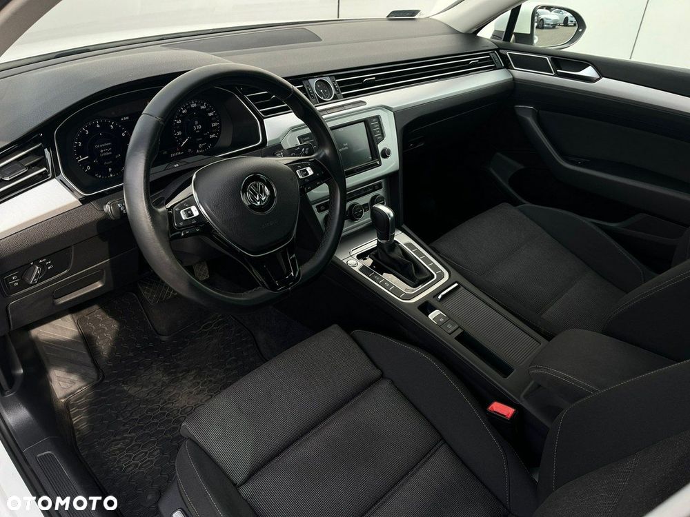 Volkswagen Passat - 11