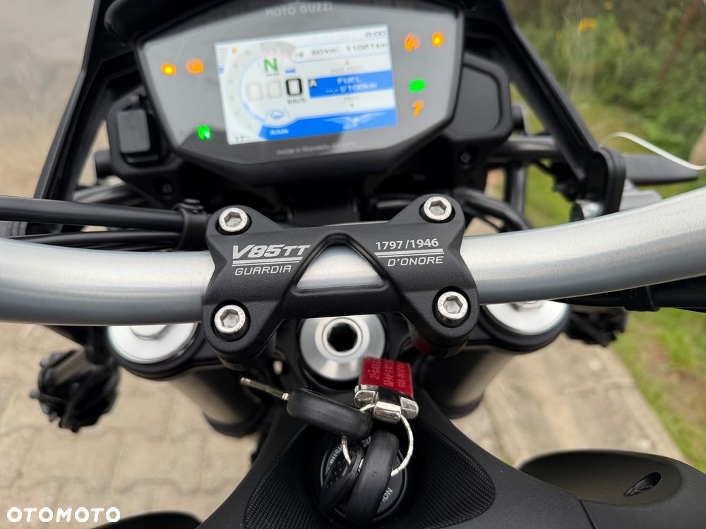Moto Guzzi V85 - 8