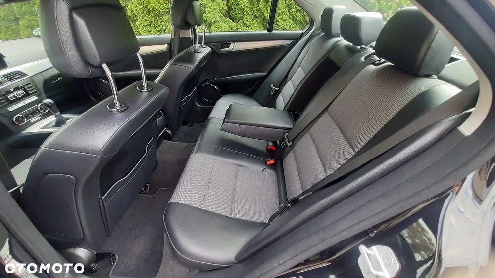 Mercedes-Benz Klasa C 180 CGI BlueEFFICIENCY Avantgarde - 29