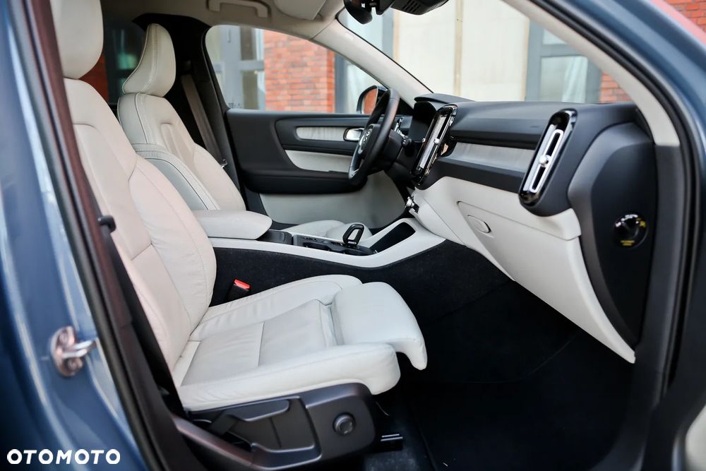 Volvo XC 40 B4 B AWD DKG Ultimate Bright - 24