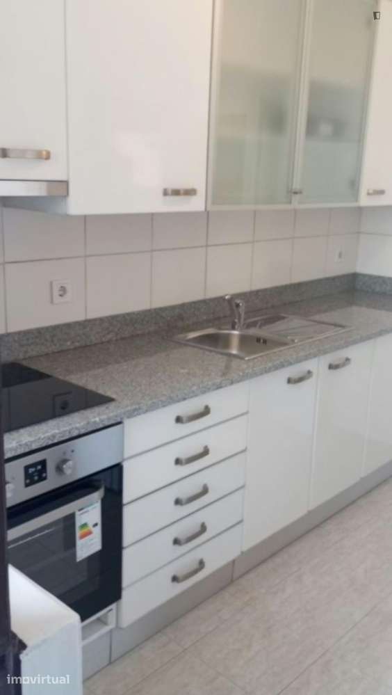 Quarto - localizado em Lordelo do Ouro Porto - Grande imagem: 3/7