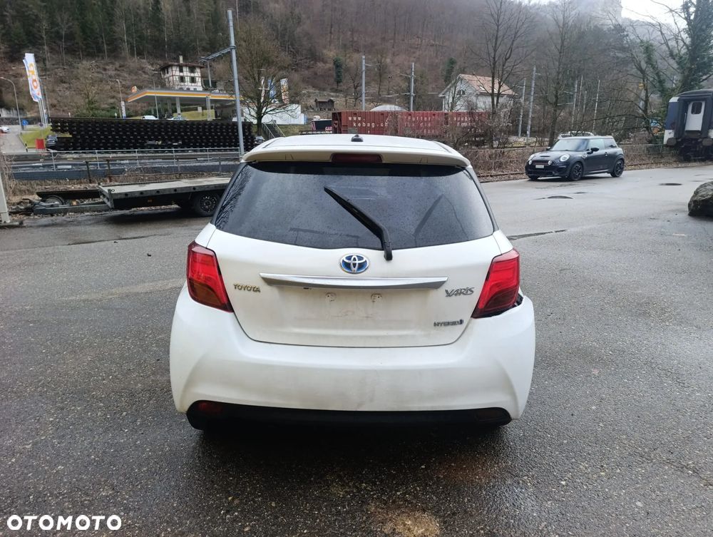 Toyota Yaris Hybrid 100 Life - 4