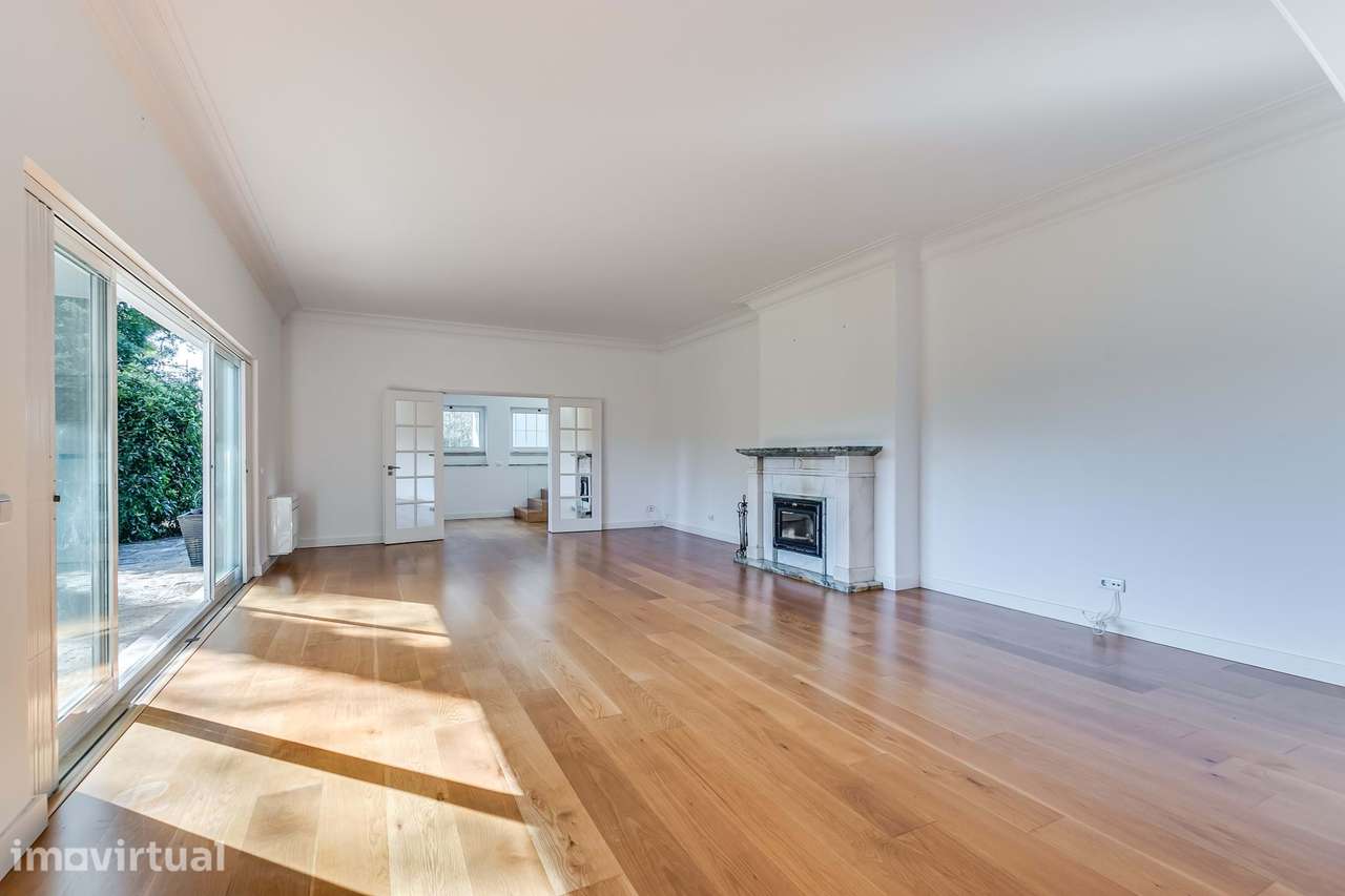Moradia T5 de Luxo com Piscina e Amplo Jardim no Estoril, junto ao Gol - Grande imagem: 5/60