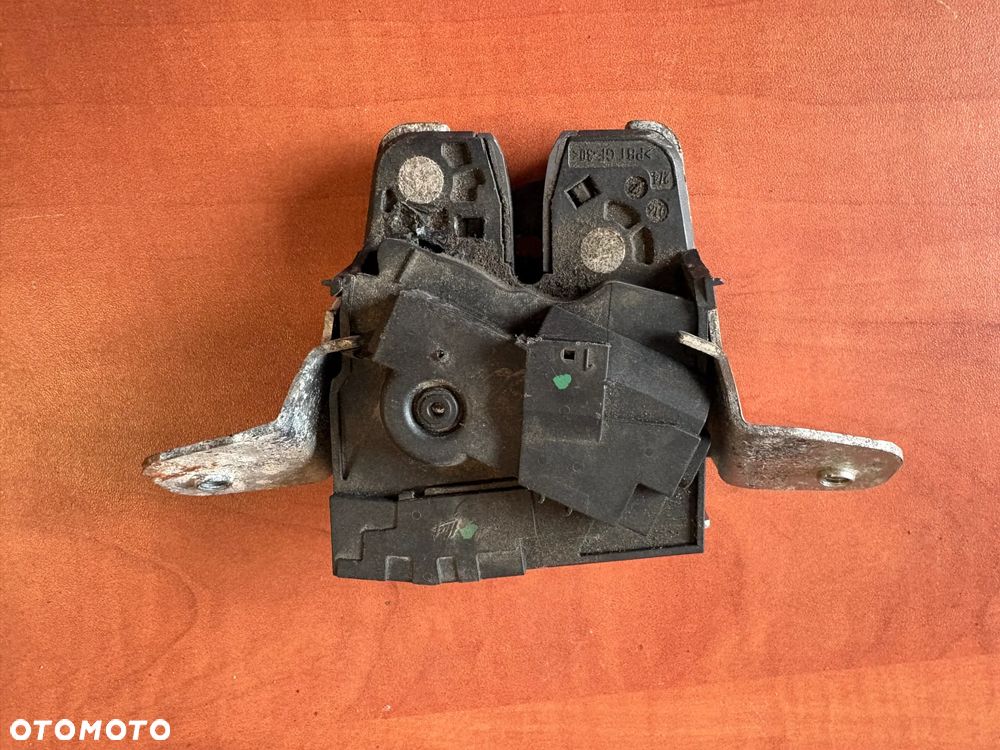 ZAMEK KLAPY BAGAŻNIKA MERCEDES A2047400535 - 2