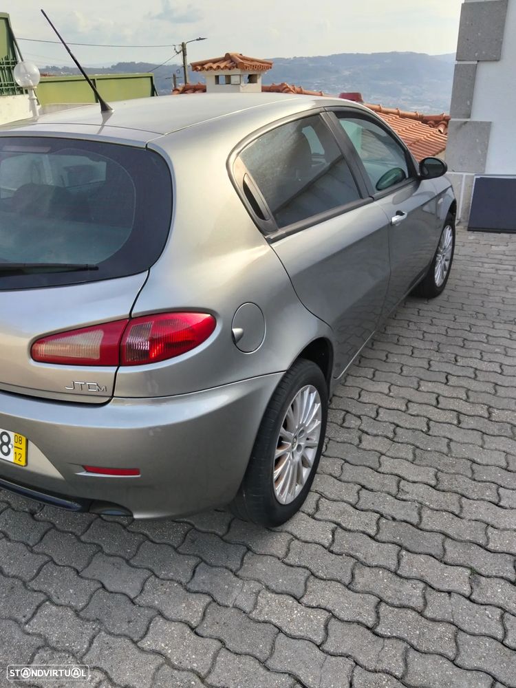 Alfa Romeo 147 1.9 JTD Distinctive - 4