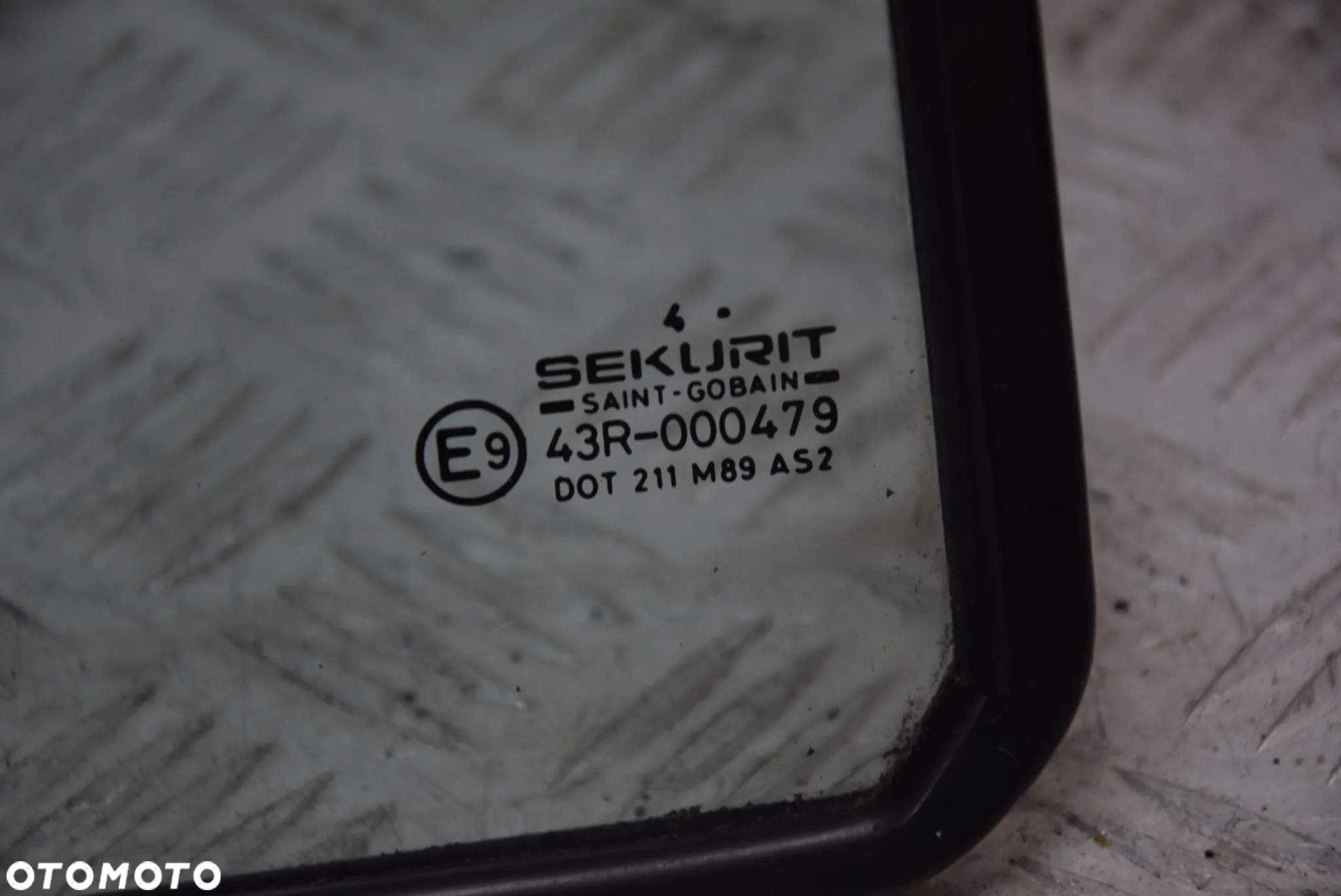 SUZUKI VITARA I 5D SZYBA  LEWA TYŁ - 2