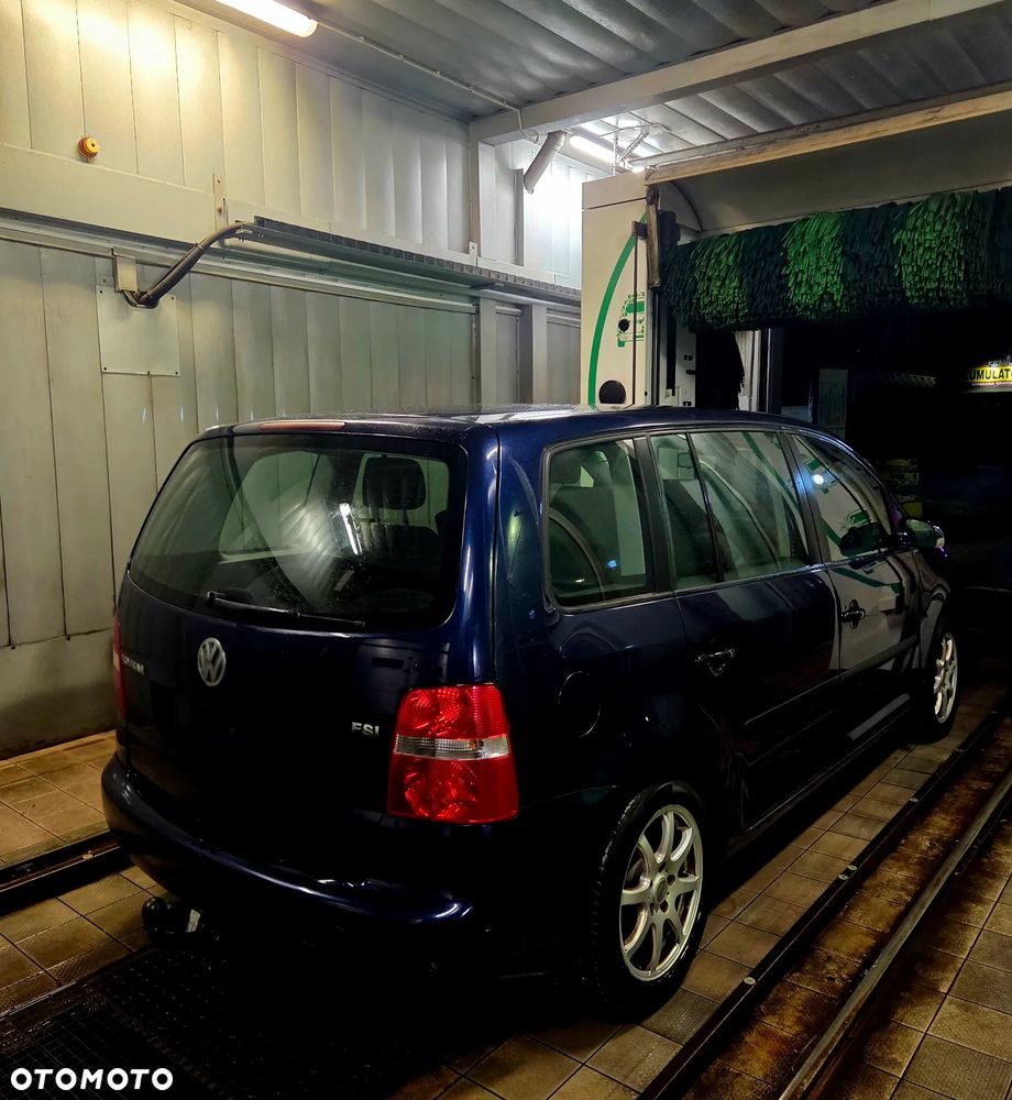 Volkswagen Touran 1.6 FSI Trendline - 1