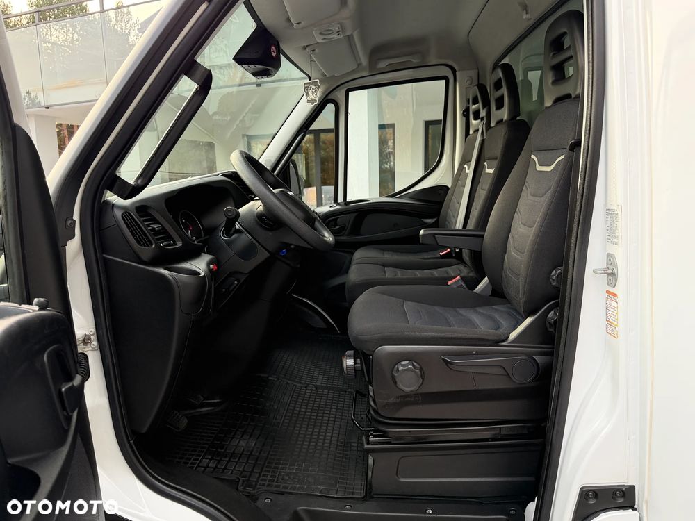 Iveco 72C18 Kontener + Winda BAR 1T / Kontener 5.35m x 2.24m x 2.3m / Bogate wyposażenie / UDT do 05.2028 / Salon PL / Zadbany od 1wł / Rozstaw osi 4.75m / FV23% - 25