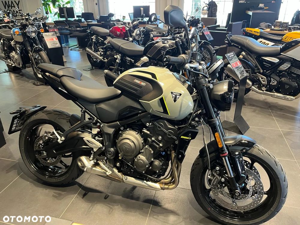 Triumph Trident - 1