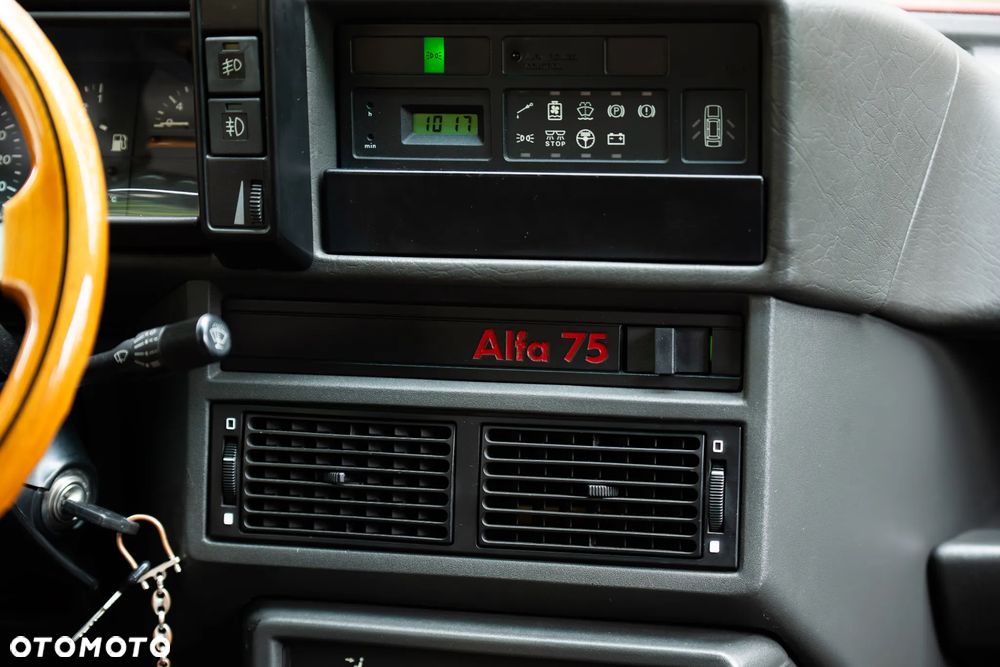 Alfa Romeo 75 - 3