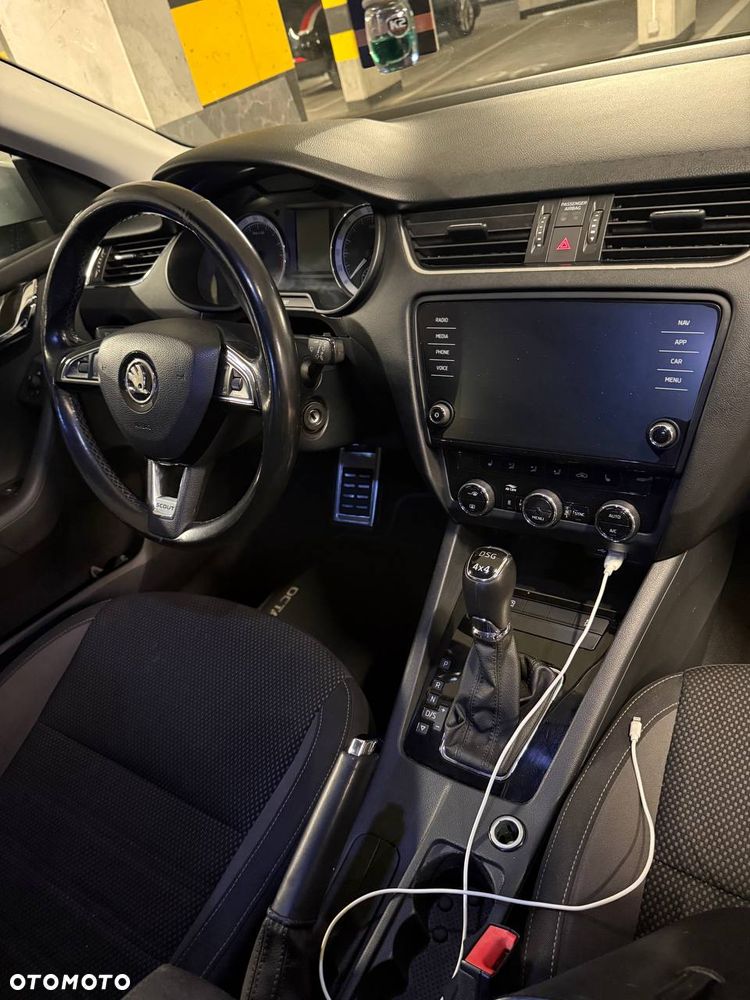 Skoda Octavia Scout 2.0 TDI 4x4 DSG - 11