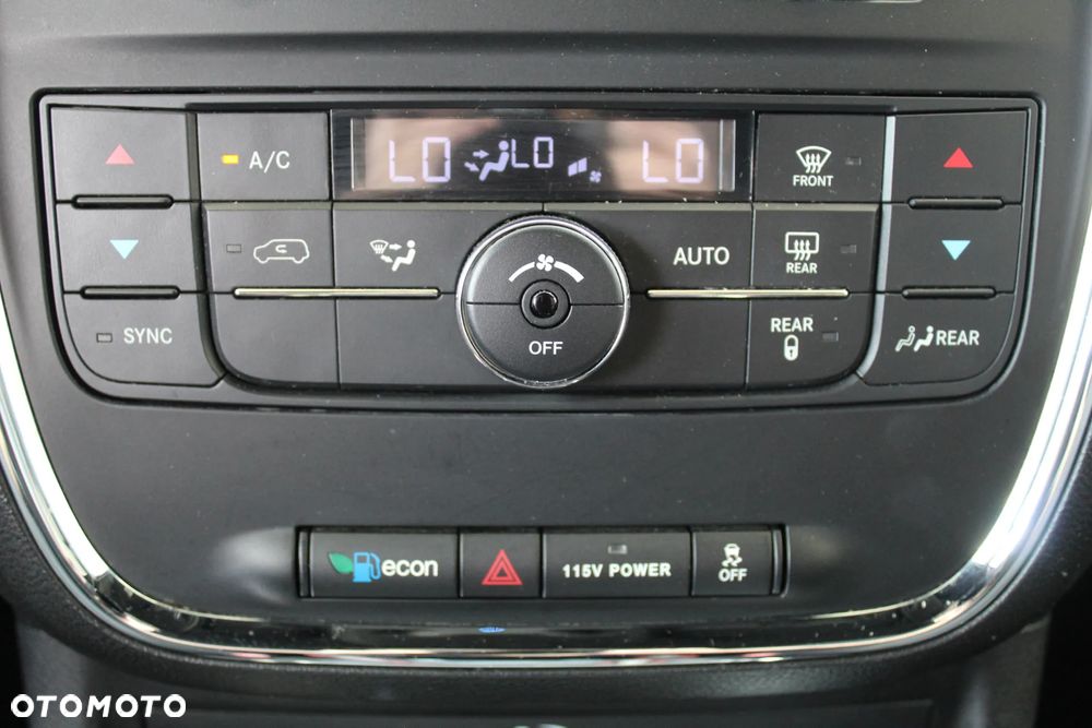 Chrysler Town & Country - 25