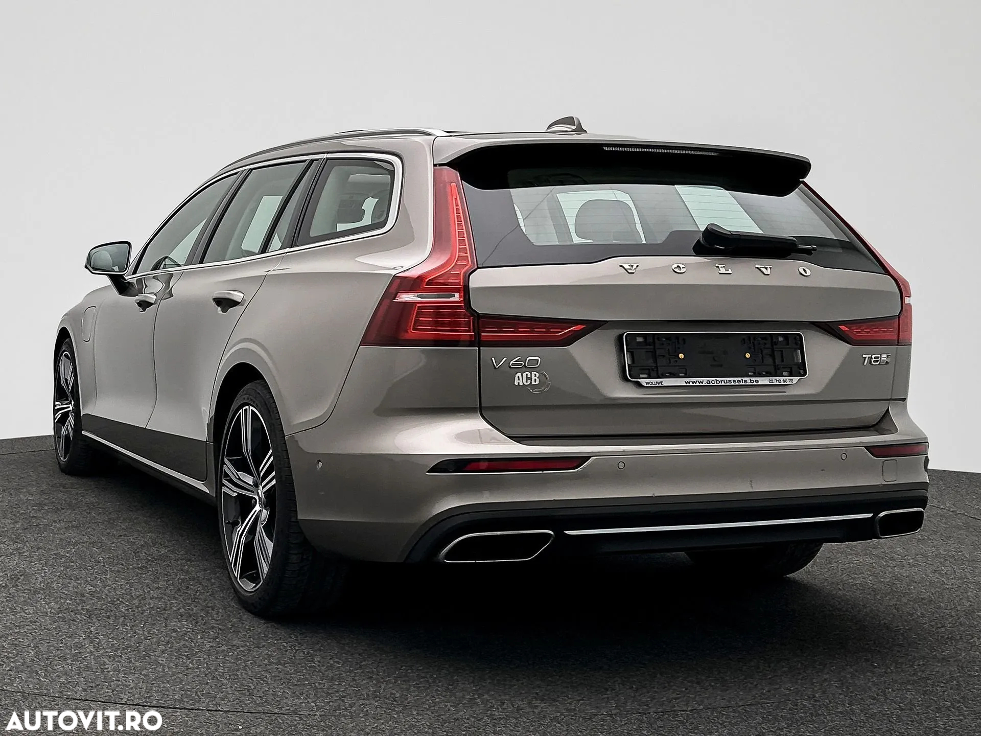 Volvo V60 T8 AWD Recharge Geartronic Inscription - 4
