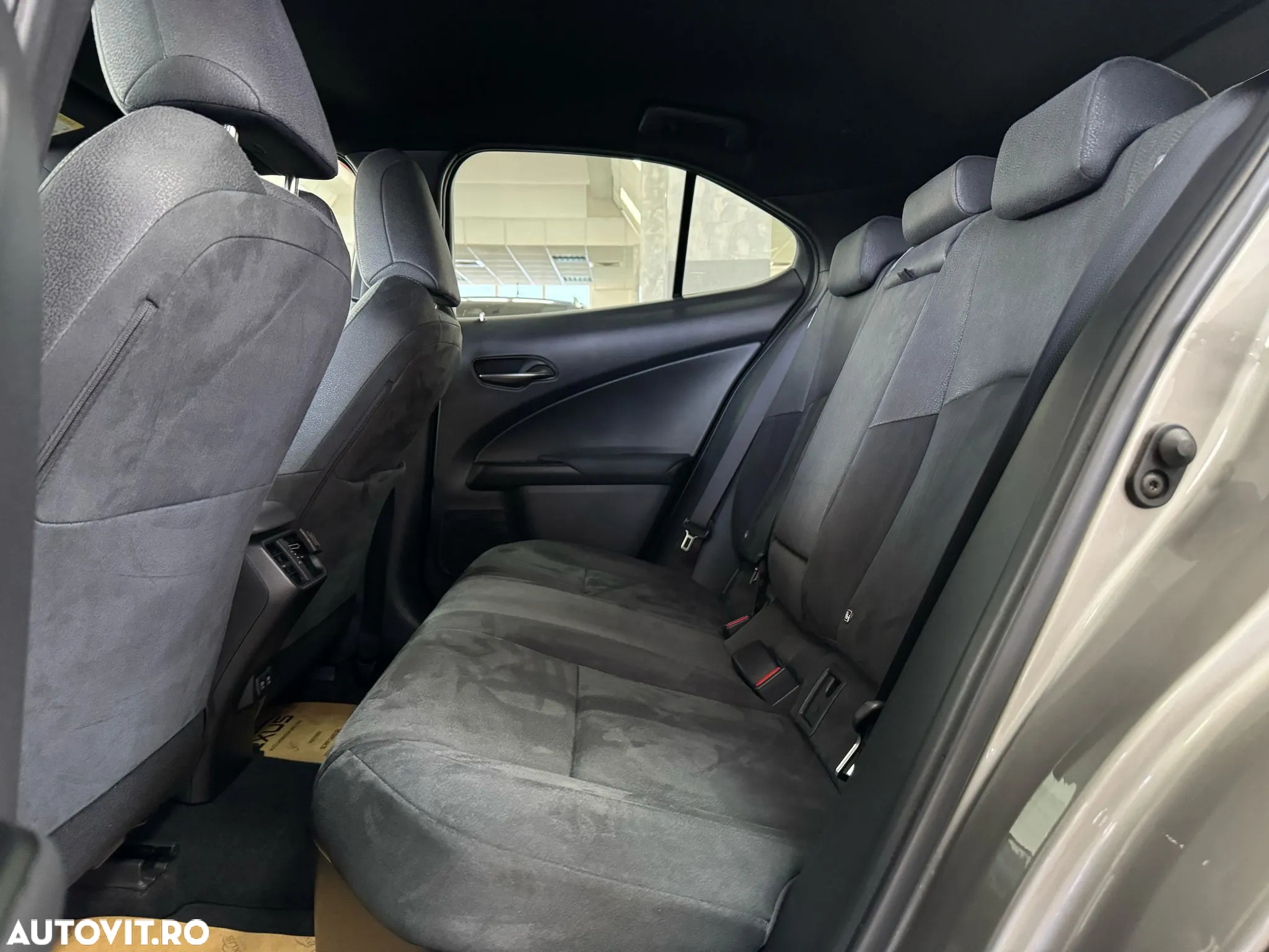 Lexus UX 250h 2.0L HEV 20H- (178 HP) 4X4 CVT F Sport - 11