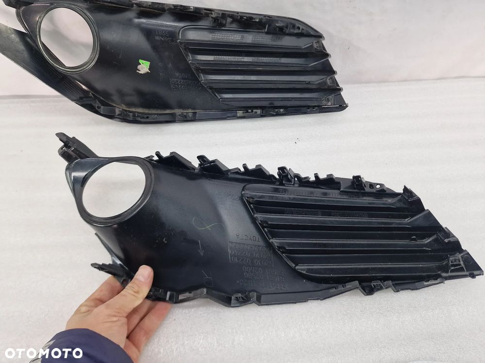 TOYOTA AURIS II LIFT 15- PRAWA KRATKA BOCZNA ZDERZAKA PRZEDNIEGO PRZÓD NA HALOGEN , NR 81481-02580 / 52030-02210 , NR AUKCJI A/20 - 12