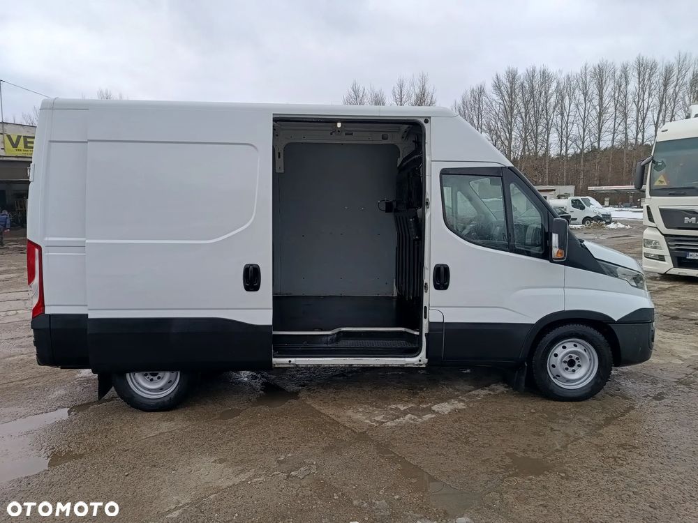 Iveco DAILY 35s13 L2H2 2.3 diesel 126kM, HAK(uciąg 3.5t) OPONY ZIMOWE BDB STAN, OGINALNY NISKI PRZEBIEG! Gotowy do pracy! - 4