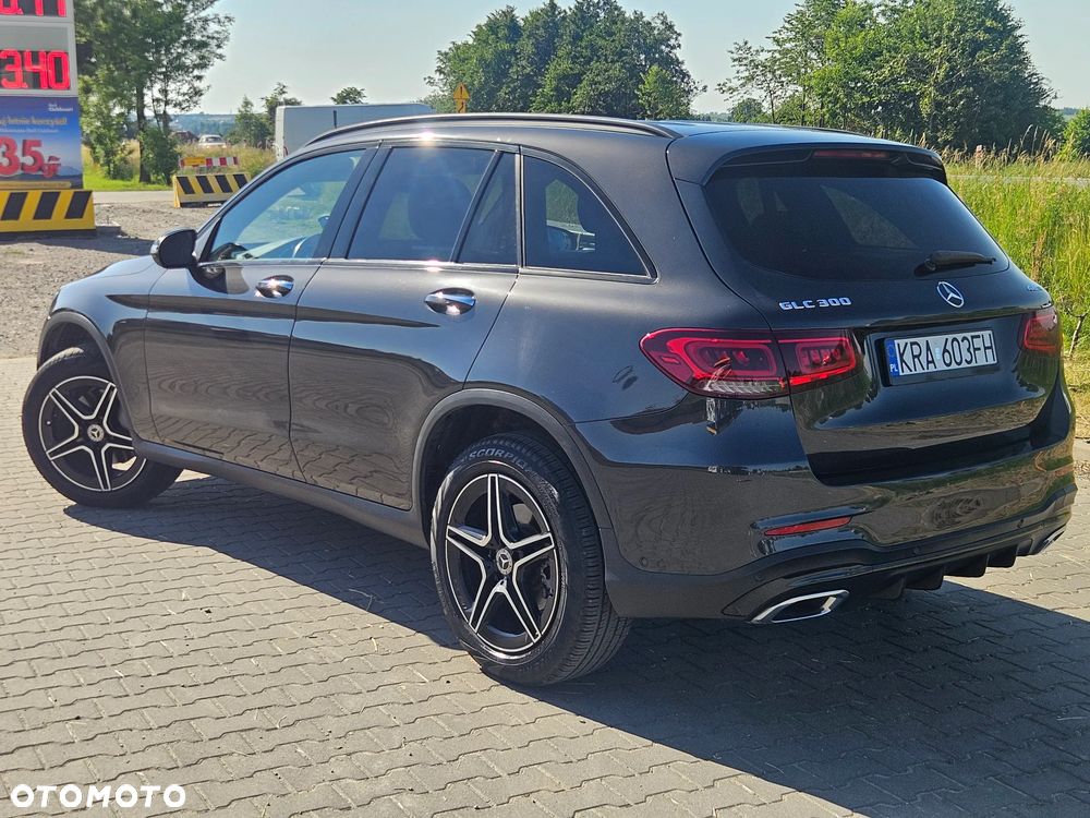 Mercedes-Benz GLC 300 4Matic 9G-TRONIC AMG Line - 11