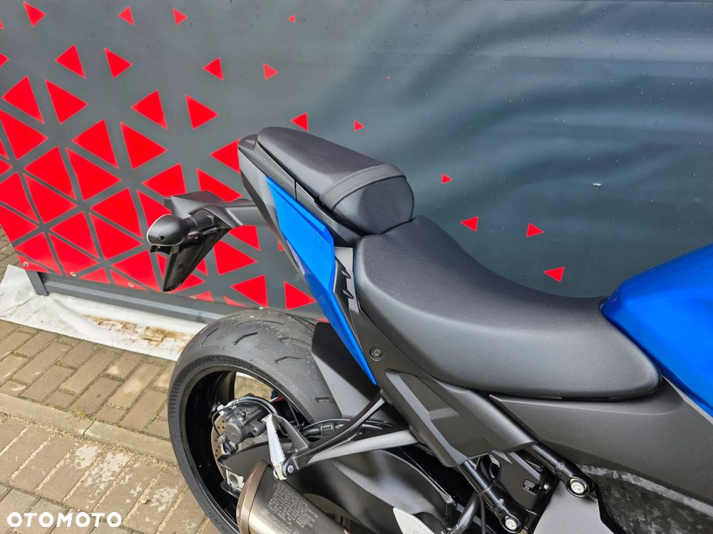 Suzuki GSX - 23