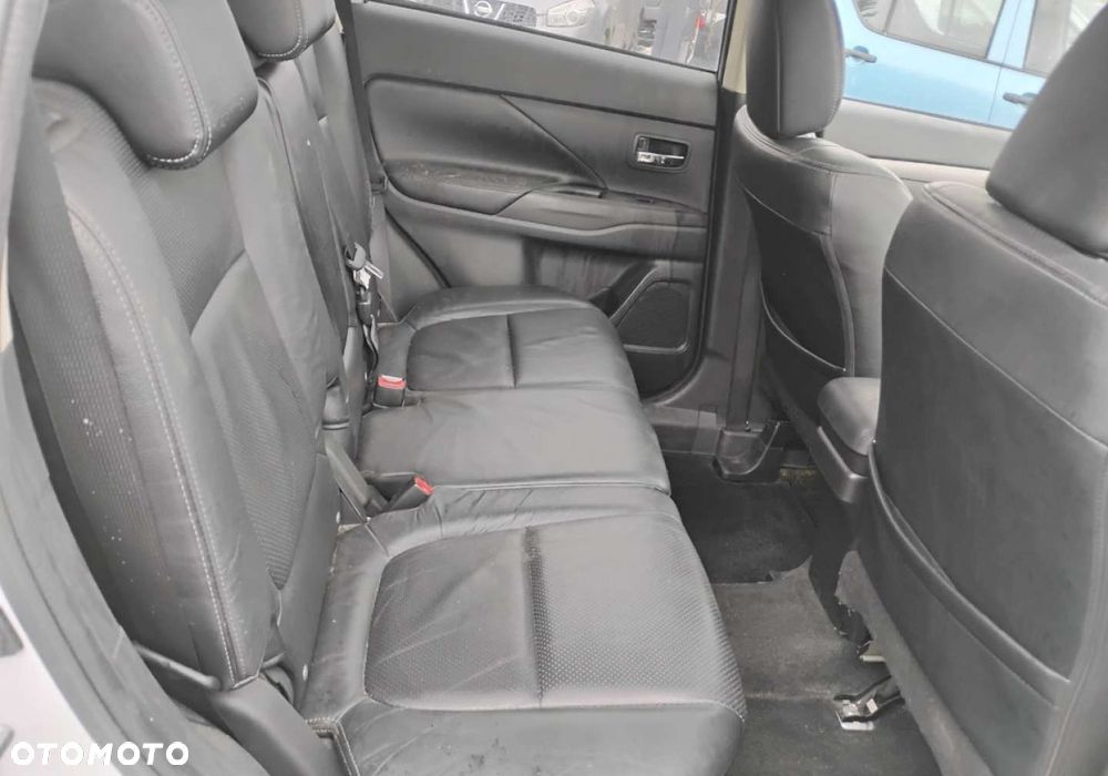 Mitsubishi Outlander - 10