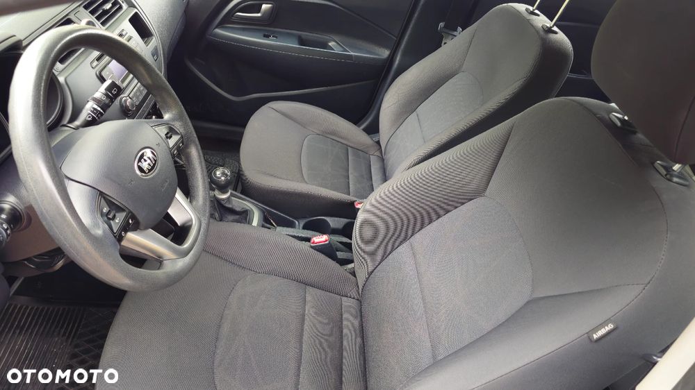Kia Rio 1.2 L - 12