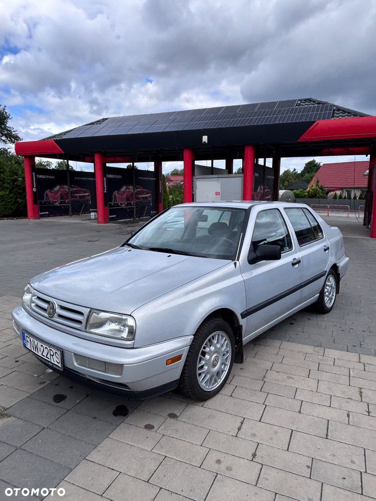 Volkswagen Jetta - 1