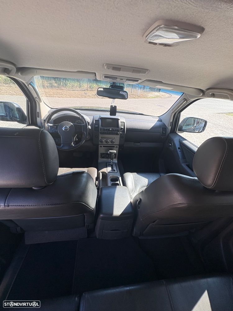 Nissan Navara 2.5 dCi CD LE Hi-Tech AT - 11