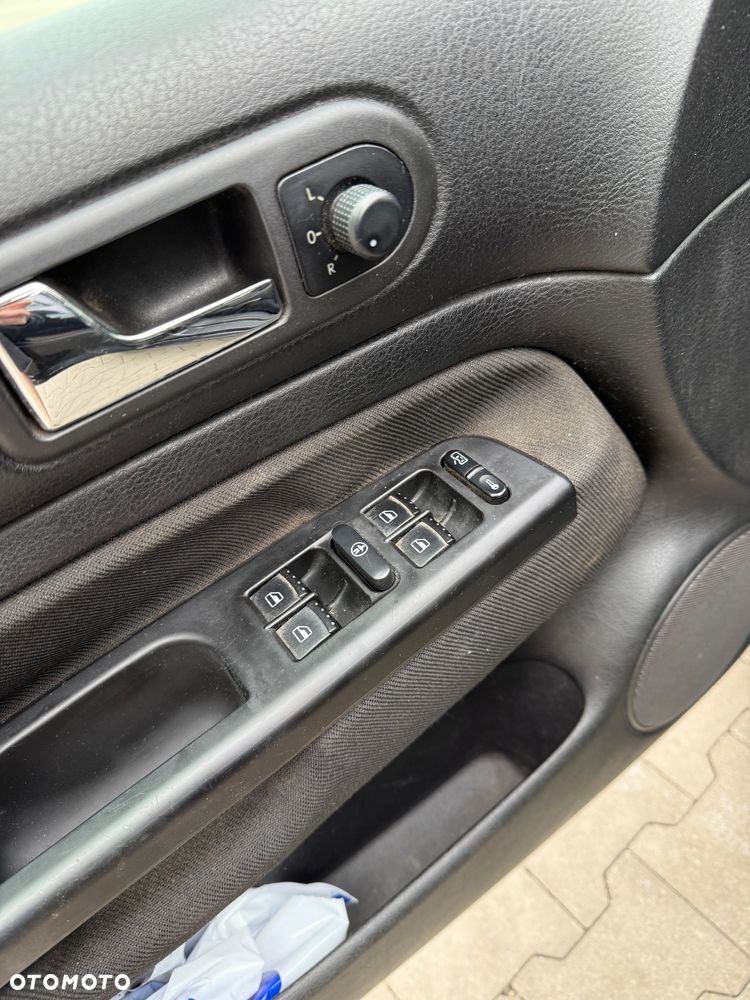 Volkswagen Golf 1.9 TDI Highline - 26