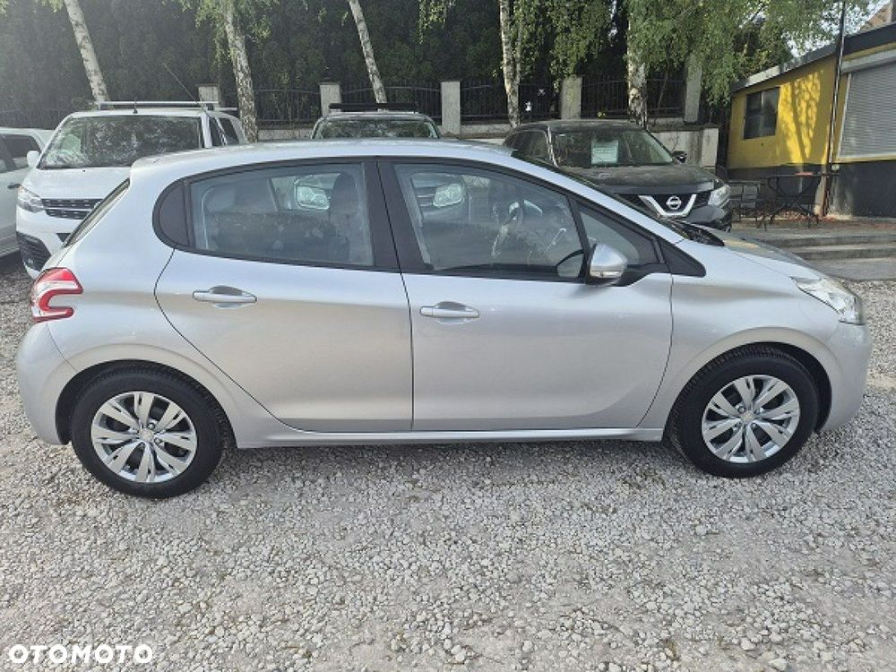 Peugeot 208 - 8
