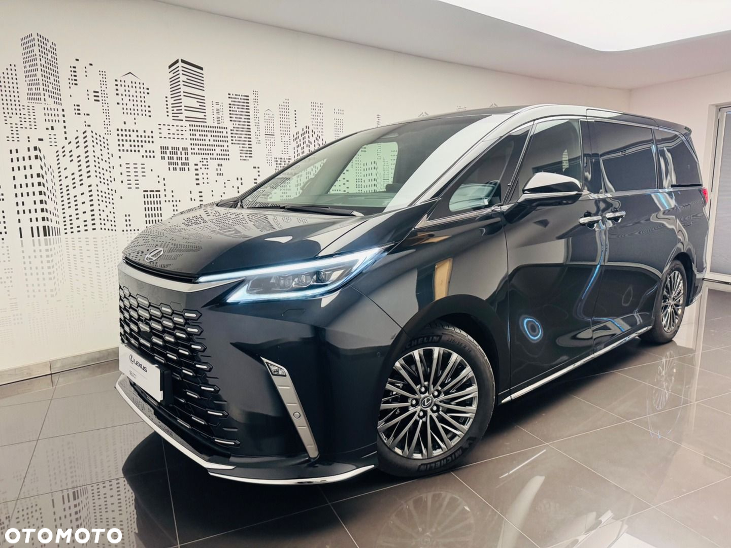 Lexus LM - 6