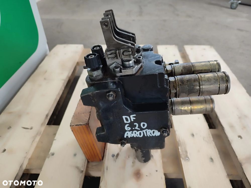 Rozdzielacz hydrauliczny gniazda DEUTZ FAHR AGROTRON 6.20 - 3
