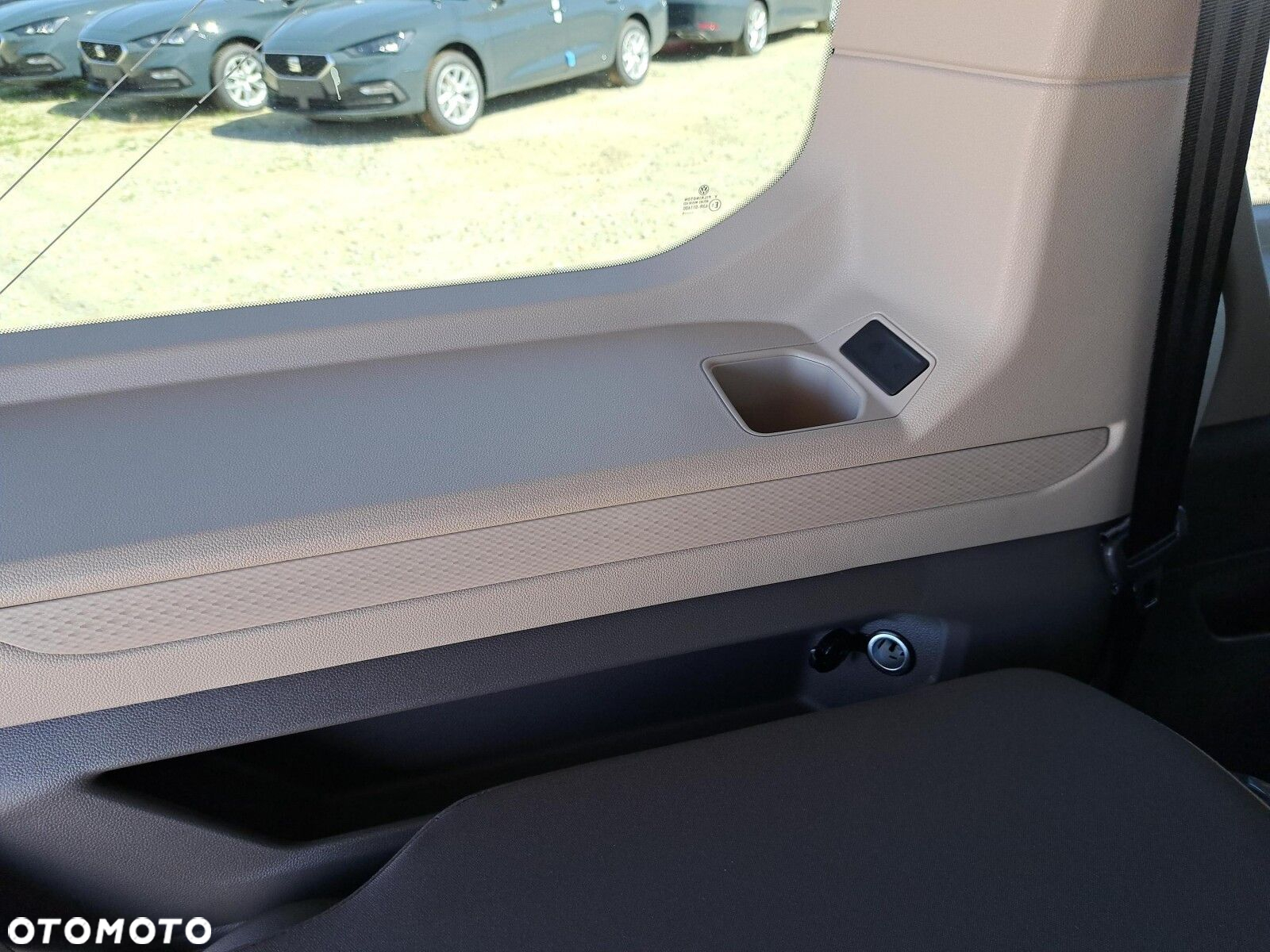 Volkswagen multivan Family L2 silnik: 2,0 l TDI SCR 150 KM / skrzynia biegów: 7-biegowa DSG rozstaw osi: 3124 mm - 21