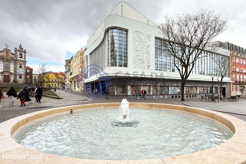 Prédio de 4 Pisos na Praça da Batalha - Grande imagem: 3/28