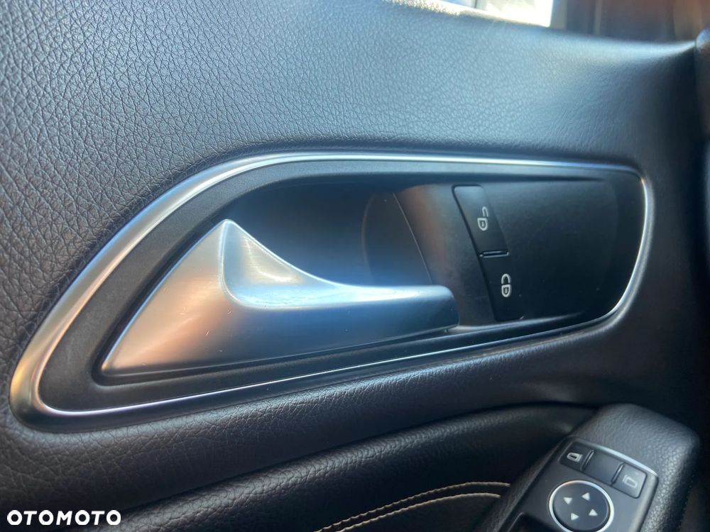 Mercedes-Benz CLA 180 7G-DCT - 16