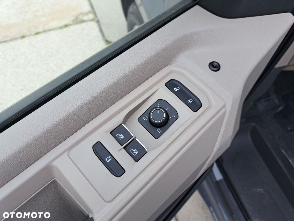 Volkswagen Multivan - 12