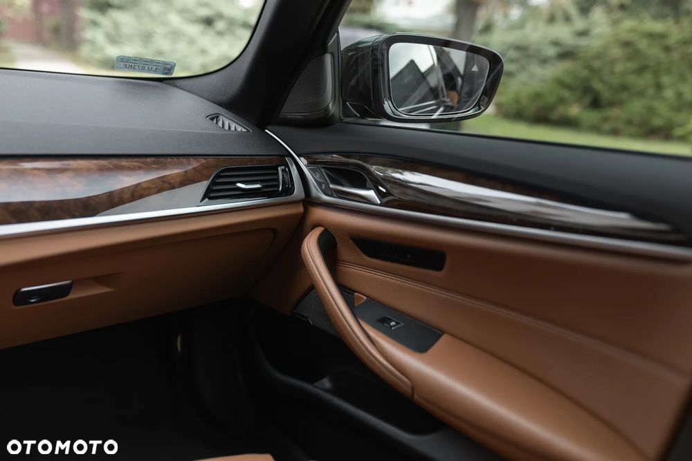 BMW Seria 5 M550i xDrive sport - 23