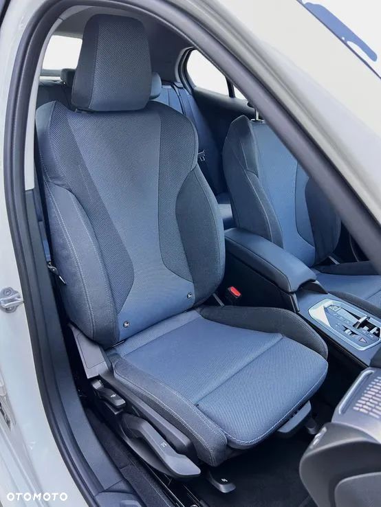 BMW Seria 1 120 mHEV - 33