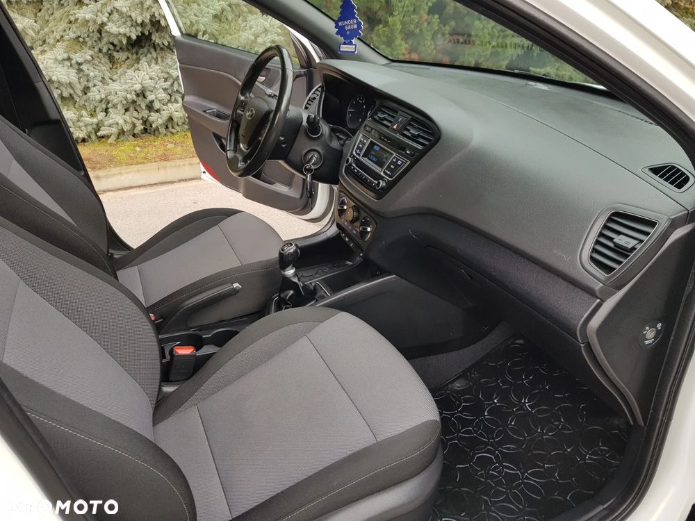 Hyundai i20 blue 1.2 Trend - 23