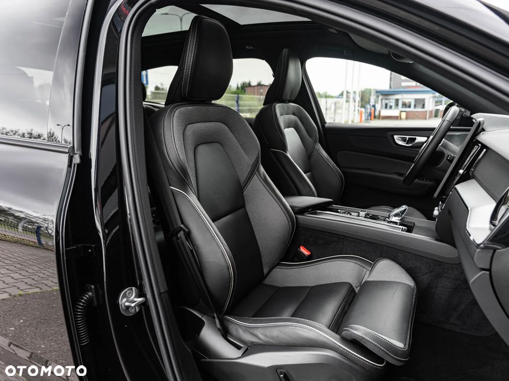 Volvo XC 60 B5 B AWD Plus Dark - 25