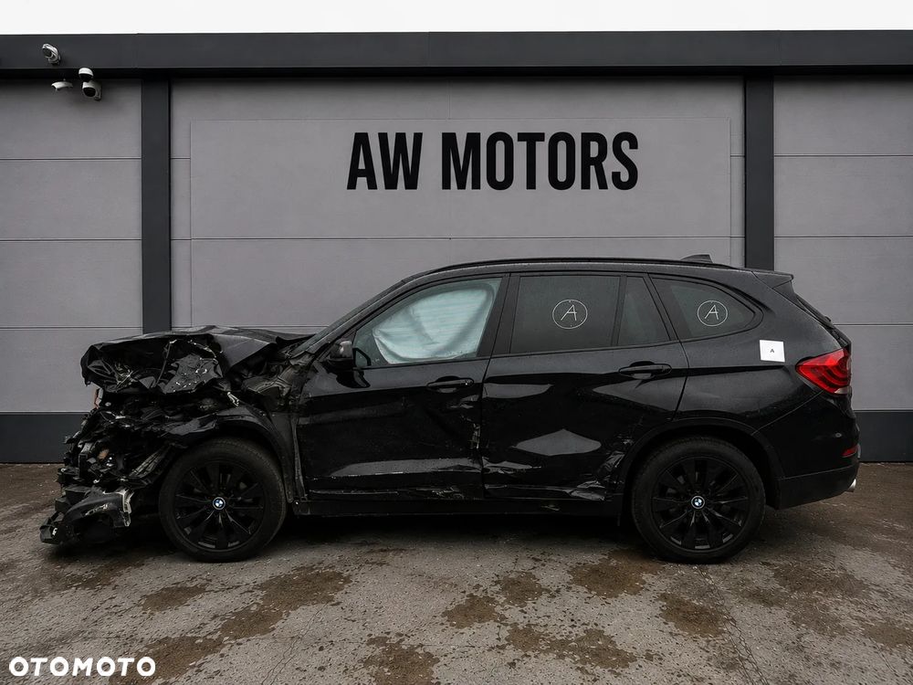 BMW X1 2014 *SAMOCHÓD NA CZĘŚCI* 6392 SCHWARZ II (668) MASKA, LAMPA, DRZWI, LUSTERKO, ZDERZAK, GRILL, BŁOTNIK, KLAPA, BELKA, DESKA, FOTELE, KANAPA, ĆWIARTKA KIEROWNICA, TARCZE, ZACISKI, ZAWIESZENIE, KOMPLETNY PRZÓD, KOMPLETNY TYŁ, LICZNIK, ZEGARY, PRAWE LEWE PRZÓD TYŁ - 4