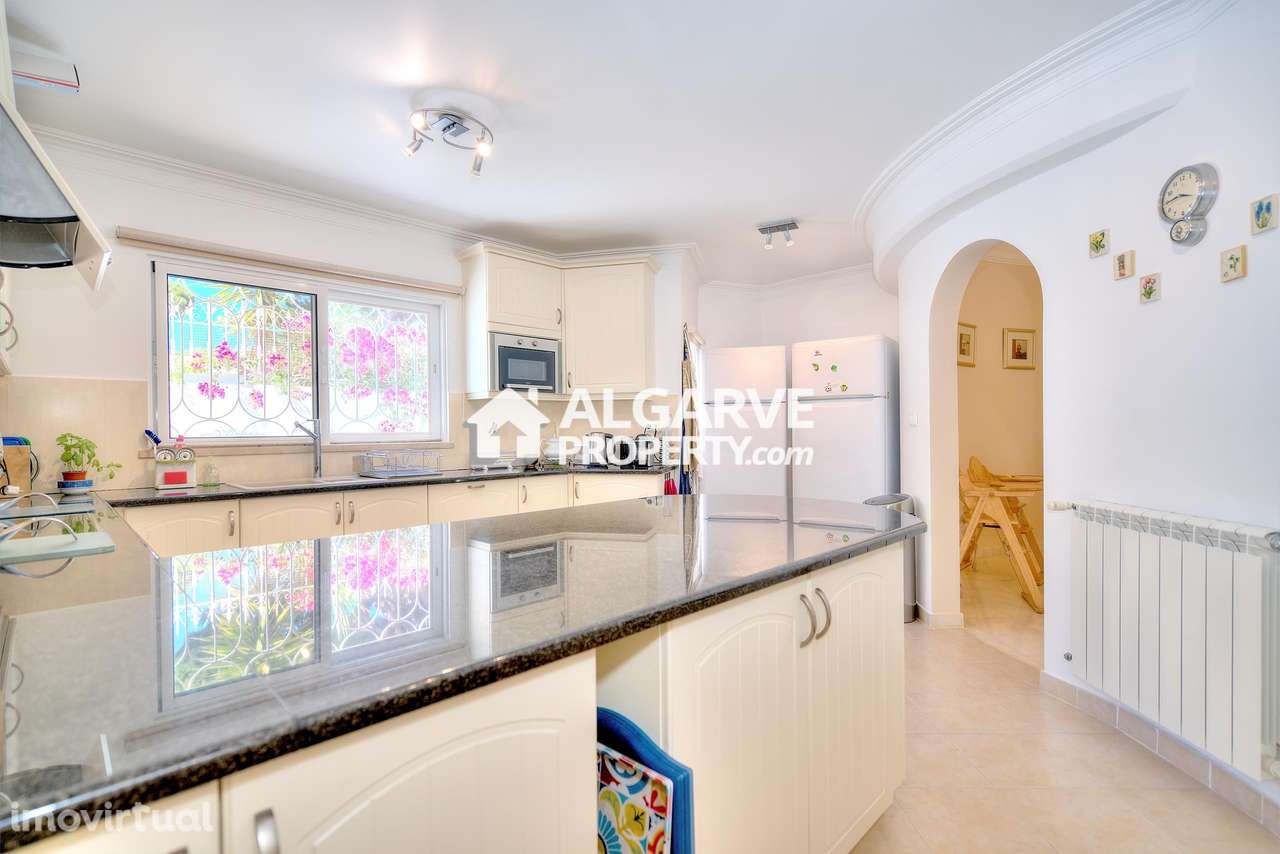 Charmosa moradia V6 numa rua sem saída frente ao golfe e perto da Mari - Grande imagem: 3/49