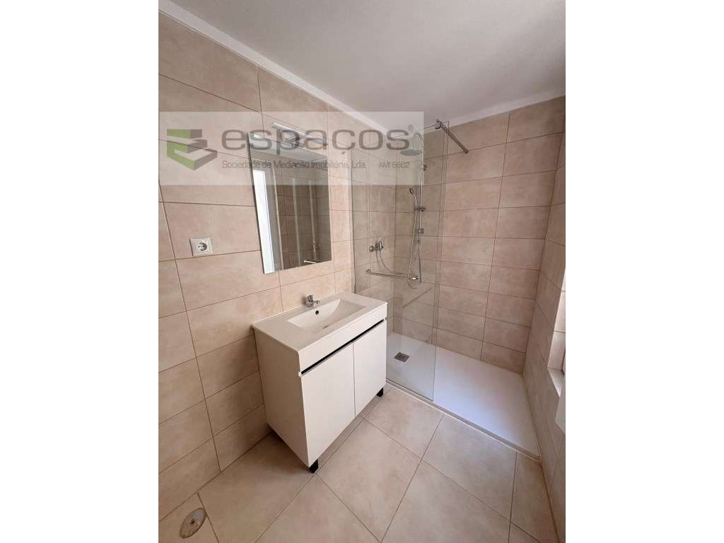 Apartamento remodelado em prédio histórico junto ao comboio - Grande imagem: 4/21