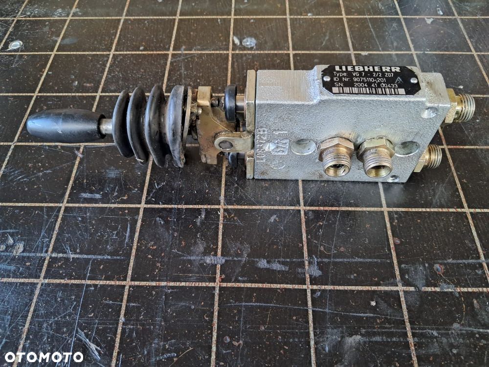 Joystick sterujacy podporami Liebherr