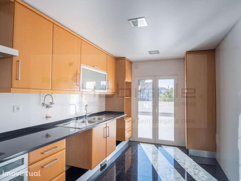 Apartamento T2 no Centro da Parede com Amplo Terraço em Condominio ... - Grande imagem: 4/14