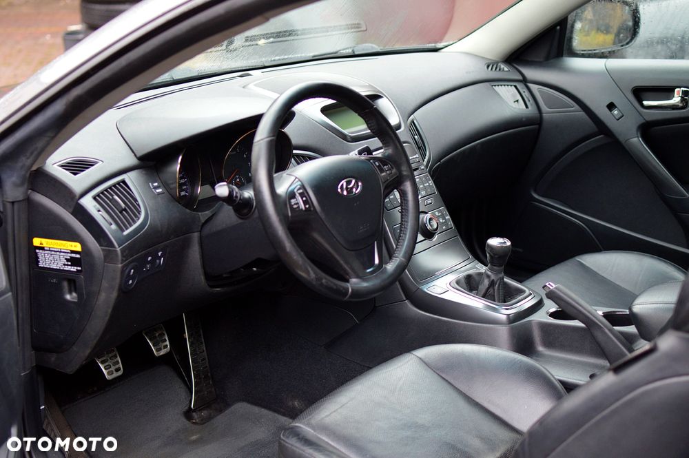 Hyundai Genesis Coupe 3.8 V6 Executive - 11
